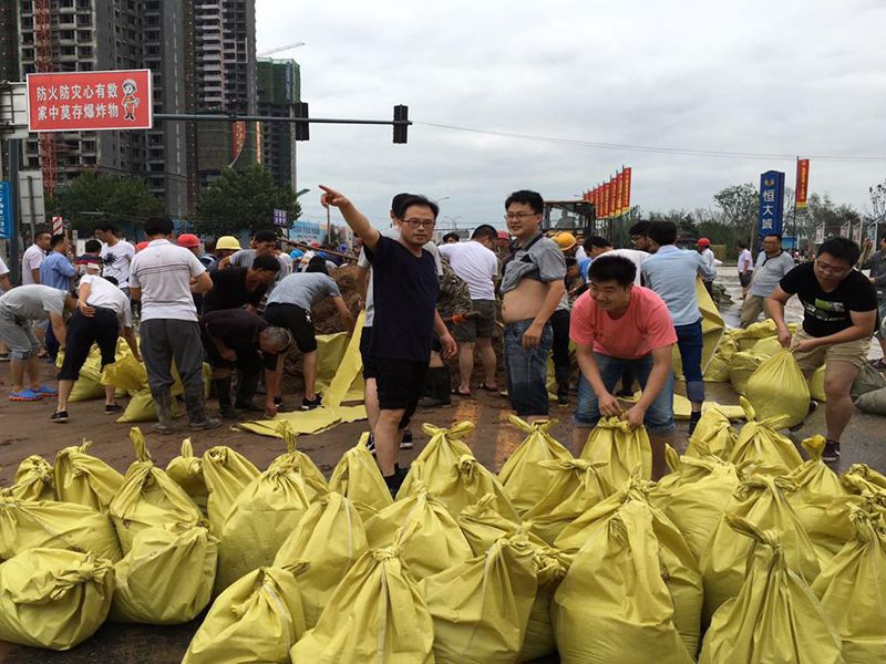 2016年7月20日，集團(tuán)公司組織員工參與“安陽7·19特大洪水”搶險救災(zāi)工作。