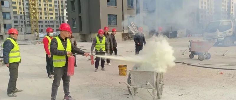 項(xiàng)目動(dòng)態(tài)丨集團(tuán)七個(gè)城中村（晁家村）安置房項(xiàng)目部組織開(kāi)展建筑工地消防安全應(yīng)急演練